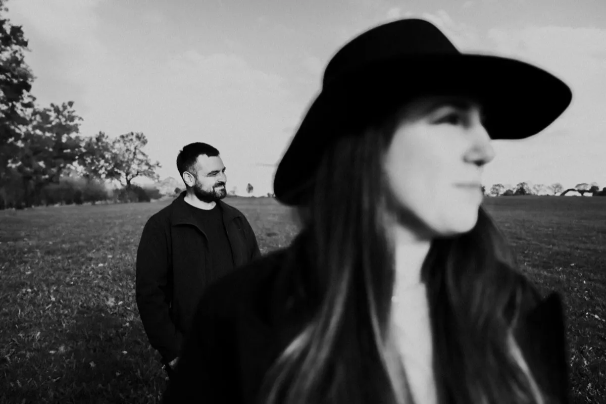 Hochzeitsfotografie auf dem Land -- Paar auf Feld in Schleswig-Holstein