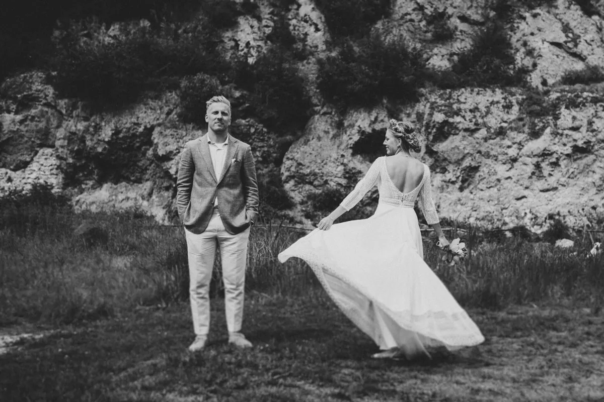 Hochzeitsfotograf Norddeutschland -- Brautpaar vor Felswand