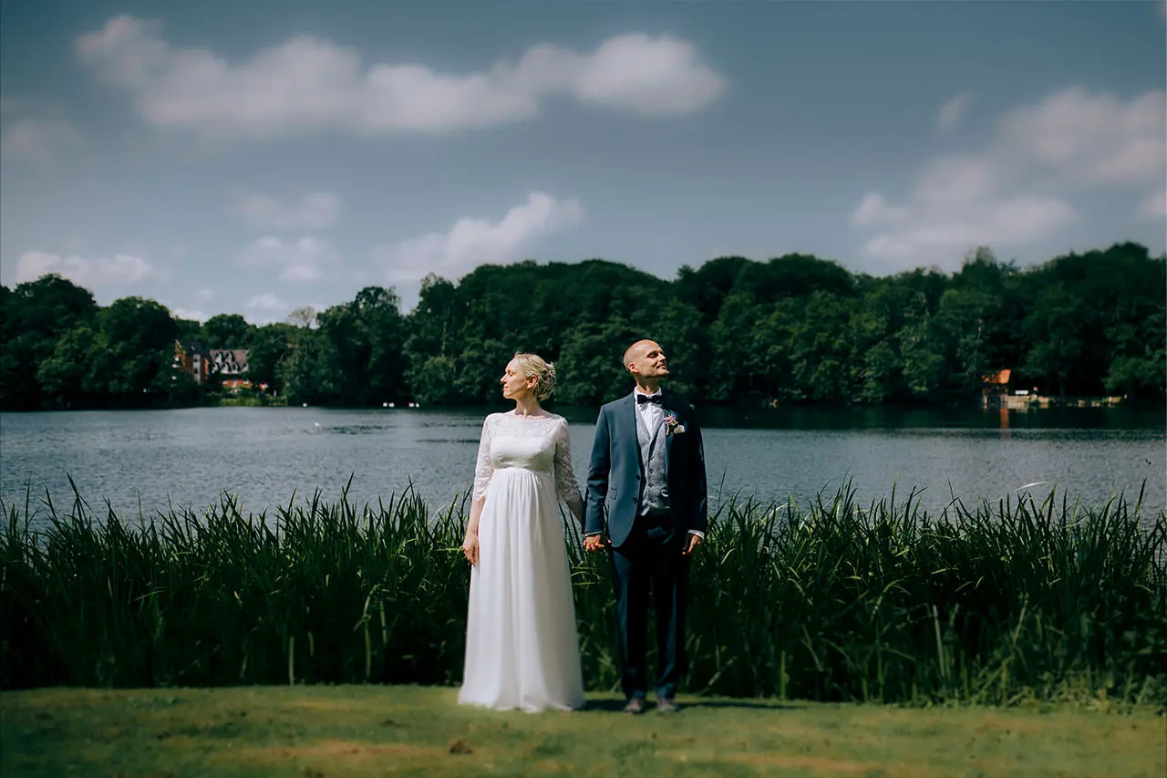 Hochzeitsfotograf Kiel -- Brautpaar am See bei Sonnenuntergang