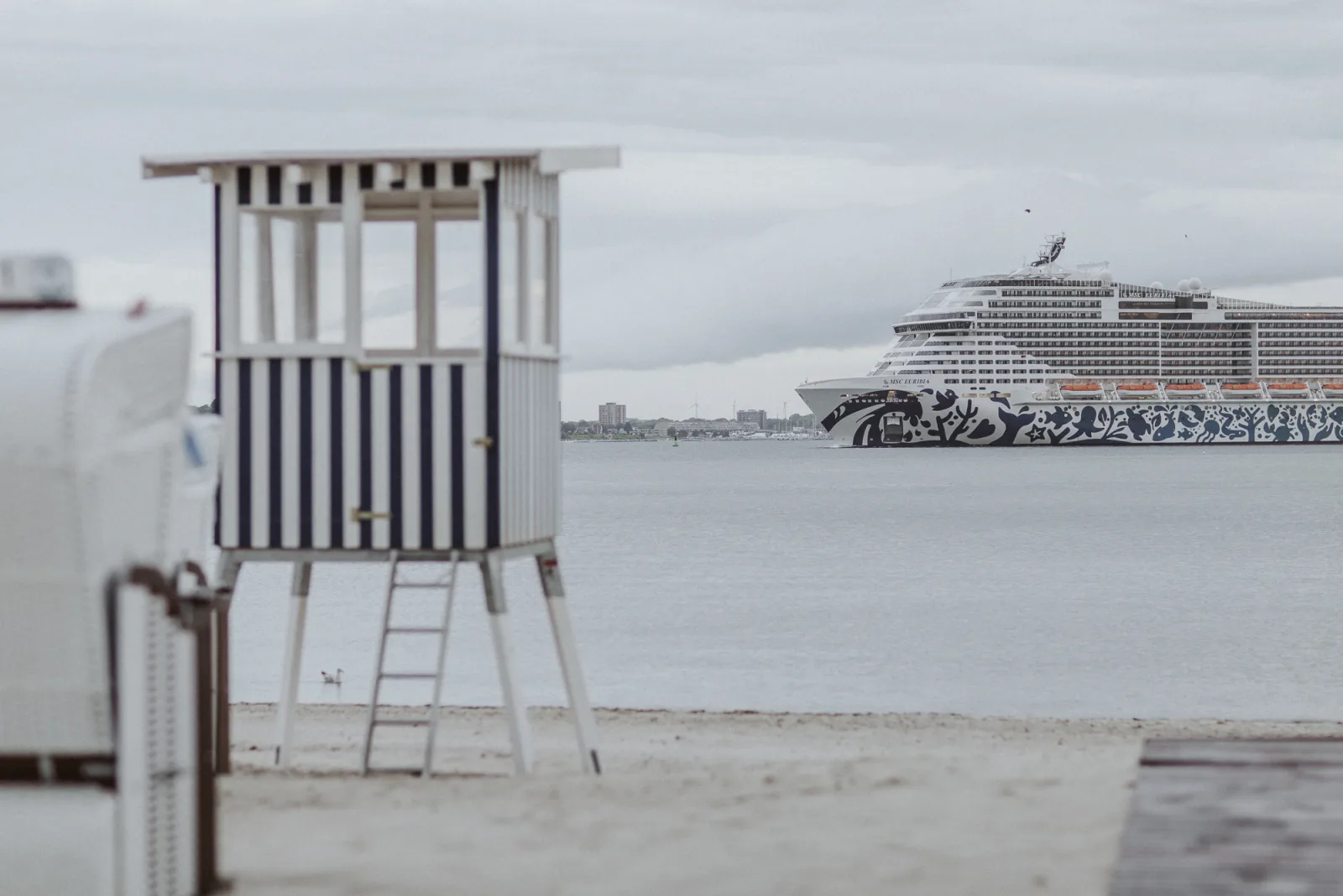 Strandkörbe am Strand von Laboe unter dramatischem Wolkenhimmel an der Ostsee