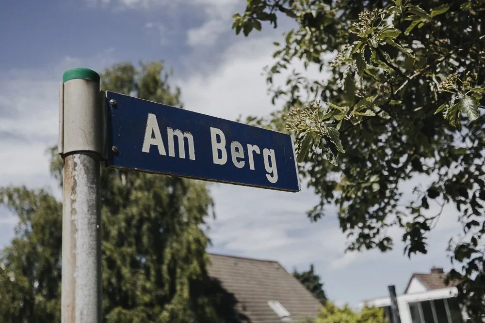 Straßenschild Am Berg in Schellhorn